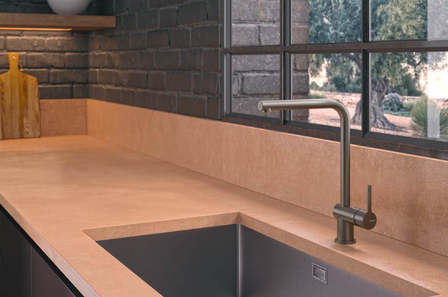 Grifo de cocina Clever Nexus en acabado oro cepillado instalado en una cocina